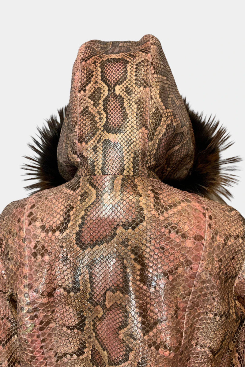 La Veste Boréale - Veste à Capuche Zippé en Python Rose et Fourrure de Renard - Galbert Paris
